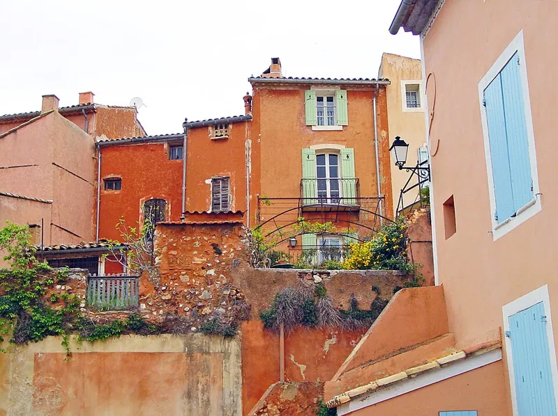 Maisons aux façades colorées à Roussillon, dans le Vaucluse